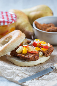 Bagel mit Sojamedaillons und Birnenchutney