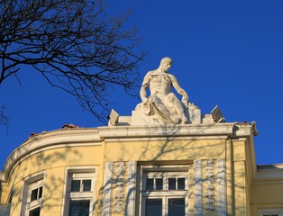 Fototapeta na wymiar Статуя на крыше старинного здания в Варне (Болгария)