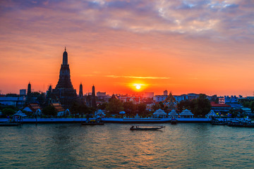 Obraz premium Wat Arun Ratchawararam Ratchawaramahawihan or Wat Arun in Bangkok of Thailand