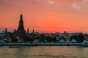 Fototapeta premium Wat Arun Ratchawararam Ratchawaramahawihan or Wat Arun in Bangkok of Thailand