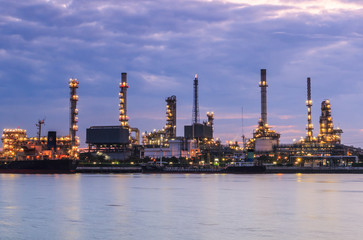 Obraz na płótnie Canvas Oil refinery with sunset sky