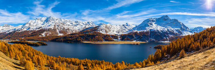 Stunning view of Sils lake in golden autumn - 95828026