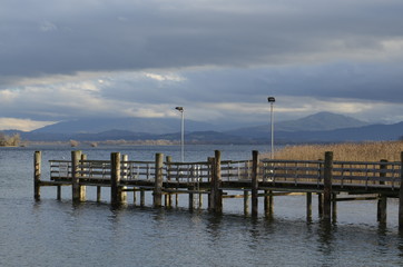 Fototapeta premium Piękne molo na tle błękitnych gór