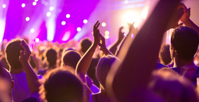 Nachts: Ein Konzert, eine Party,  Menschen sind fr&ouml;hlich, feiern und haben Spa&szlig; an der tollen Musik, sie klatschen Beifall