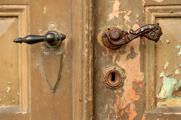 Alte Haustür mit Türklinken