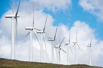 Windräder in Windkraftwerk