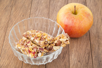 Barra de cereal y manzana.