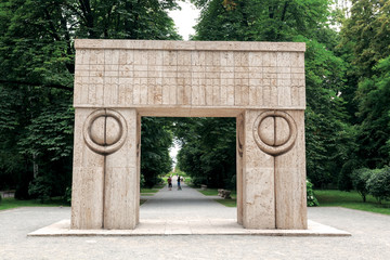 Fototapeta na wymiar Gate Of The Kiss Stone Sculpture