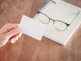Obraz premium Woman hold blank business cards