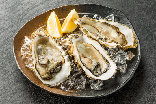 生ガキとレモン　 Raw oysters