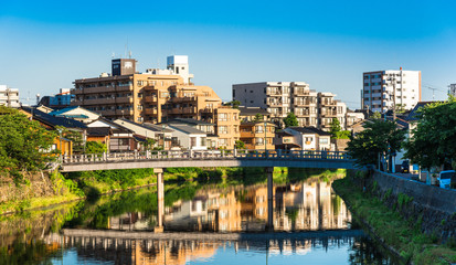 金沢　朝焼けの浅野川と金沢の町並み