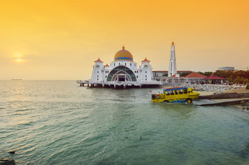 Obraz na płótnie Canvas Majestic view of Malacca Straits Mosque during sunset