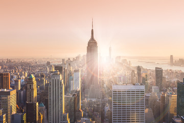 Skyline von New York City Manhattan im Sonnenuntergang.