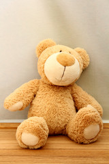 flauschiger Teddybär sitzt am Boden