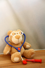 Flauschiger Teddybär mit Stethoskop