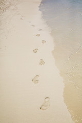 viele Fußabdrücke im Sand