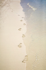 viele Fußabdrücke im Sand