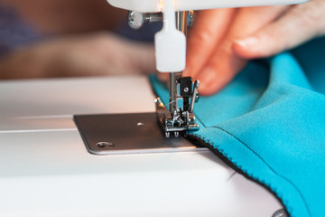 Couturière au travail sur machine à coudre