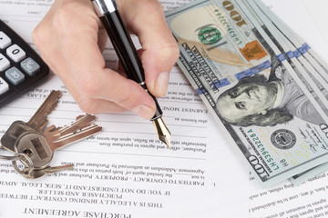 weibliche Hand füllt eine Vereinbarung aus