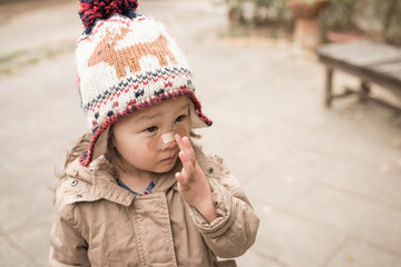 絆創膏を貼った女の子