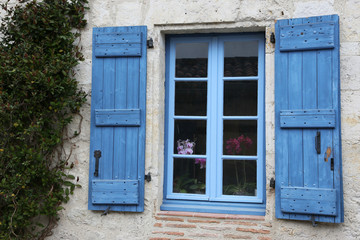 Fototapeta na wymiar blaue Fensterläden