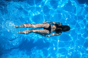 Kobieta pływająca w basenie - obrazy, fototapety, plakaty