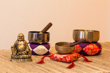 Entspannung, Klangschalen auf Polstern mit Buddha