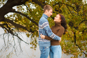 Naklejka premium loving couple in a park on the outdoors