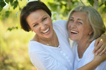Obraz premium senior Mother and daughter in park