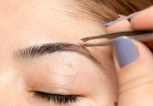 Grooming the eyebrows in a beauty salon