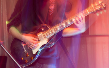 Naklejka na ściany i meble aggressive play guitar on stage