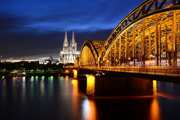Fototapeta premium Kölner Dom und Hohenzollernbrücke in der Blauen Stunde