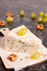 Blue cheese with grapes and nuts