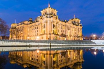 Fototapeta premium Berlin Reichstag at night