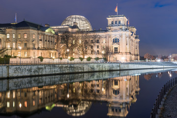 Fototapeta premium Berlin Reichstag at night