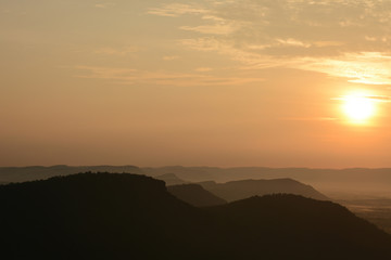 Obraz premium Blur światła od słońca świecącego przez chmury na niebie