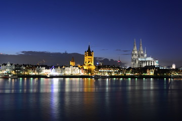 Köln Panorama in der Blauen Stunde
