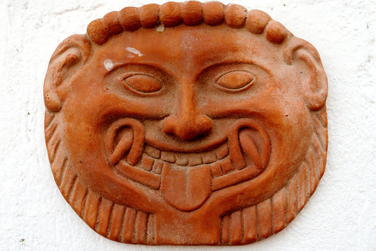 maschera in terracotta della gorgone, mitica figura mitologica