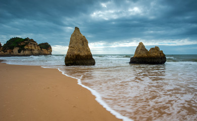 Obraz premium Praia dos Tres Irmaos, Algarve, Portugal