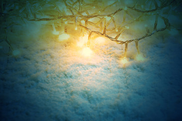 Weihnachtlicher Hintergrund - Lichterkette im Schnee