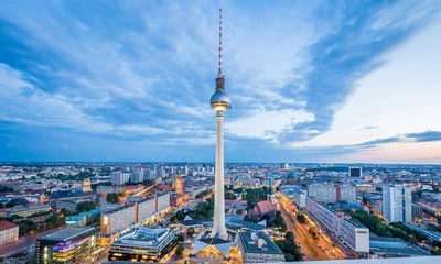 Gordijnen De horizon van Berlijn met TV-toren bij schemering, Duitsland © JFL Photography