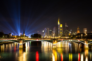 Lichtspiele über der Skyline von Frankfurt