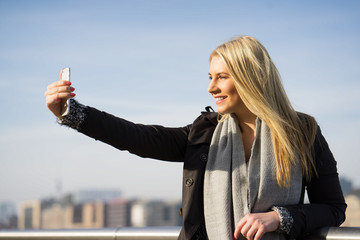junge Frau macht Selfie an der Berliner Spree