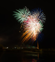 Feuerwerk explodiert im Himmel