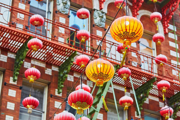 Red Chinese lanterns in Chinatown of San Francisco - obrazy, fototapety, plakaty