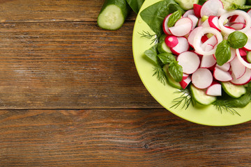 Obraz na płótnie Canvas Fresh vegetable salad on table close up