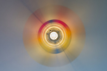 L&aacute;mpara con ventilador en movimiento.