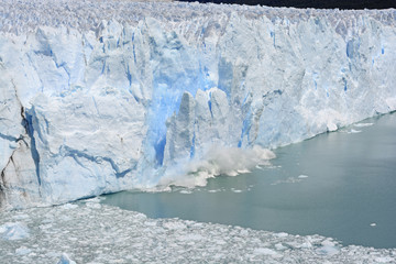 Fototapeta na wymiar Ice Calving off of Glacier