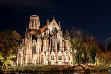 Johanneskirche Feuersee Stuttgart bei Nacht im Herbst