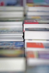 libros apilados y ordenados en estante